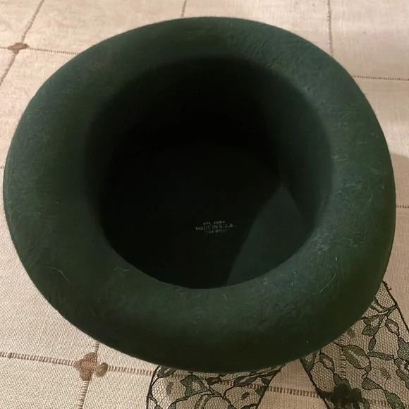 Wool hat with lace bow. - Picture 3 of 5